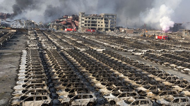 Hàng ngàn ô tô bị cháy trơ khung do tác động của hai vụ nổ ở Thiên Tân. Ảnh: China Daily