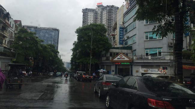 Việc cho doanh nghiệp tổ chức kinh doanh giữ xe ô tô ở lòng đường tại tuyến phố như phố Trung Hòa sẽ gây nhiều hệ lụy (ảnh chụp tại phố Trung Hòa). Ảnh: Nguyễn Tú