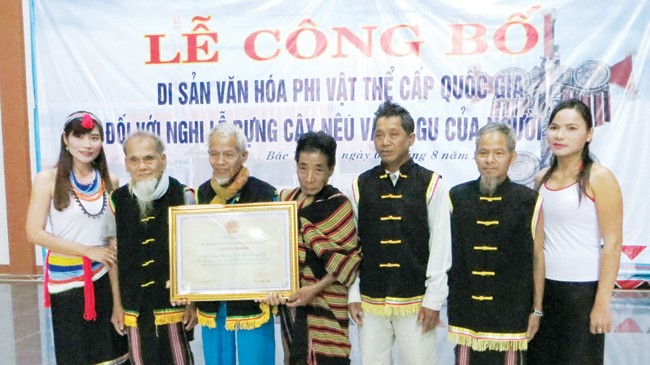 Các già làng, nghệ nhân trong Lễ đón nhận bằng công nhận Nghi lễ dựng cây Nêu và bộ Gu là Di sản văn hóa
