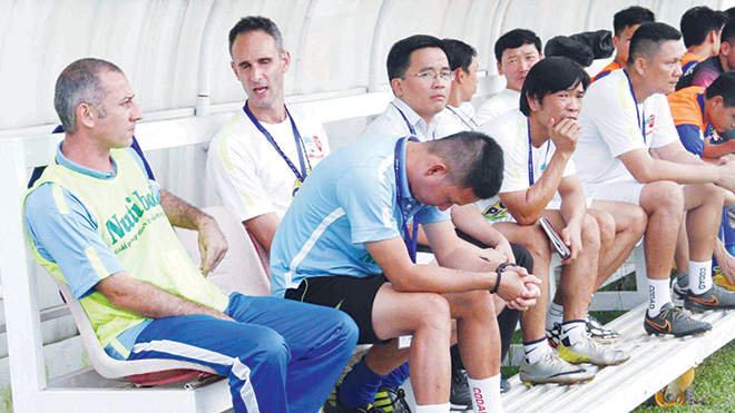 HLV Graechen (bìa trái) và trưởng đoàn Nguyễn Tấn Anh (thứ 4 bên trái) đã có cuộc tranh cãi gay gắt về cách dùng người ngay sau trận thua Đồng Tháp. Ảnh: VSI