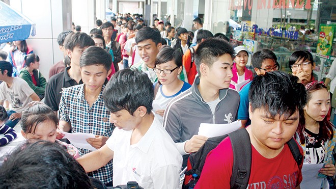 Hàng ngàn thí sinh xếp thành hàng dài để nộp - rút hồ sơ tại trường ĐH Công nghiệp TPHCM. Ảnh: Nguyễn Dũng