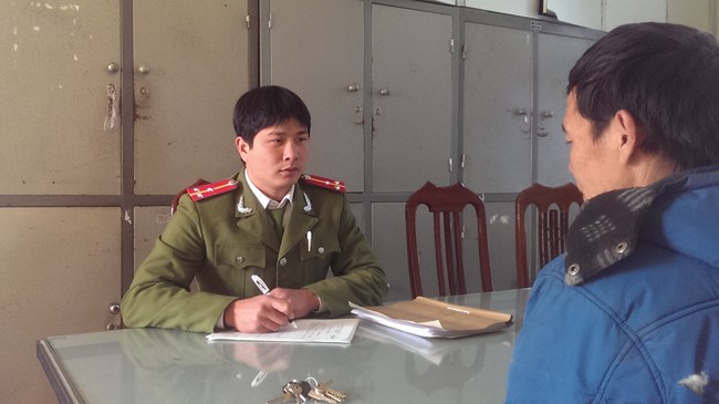 Thượng úy Nguyễn Mỹ Đồng đang hỏi cung đối tượng. Ảnh: NVCC