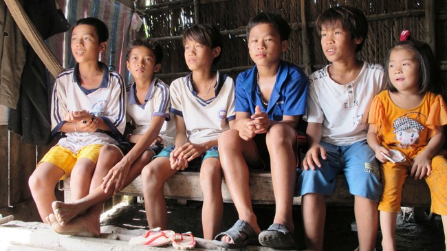 Các em học sinh vừa bỏ học để đi biển ở Phú Tân (Cà Mau) . Ảnh: Tiến Hưng