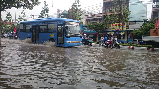 Một đoạn đường phố Biên Hòa ngập lụt sau mưa