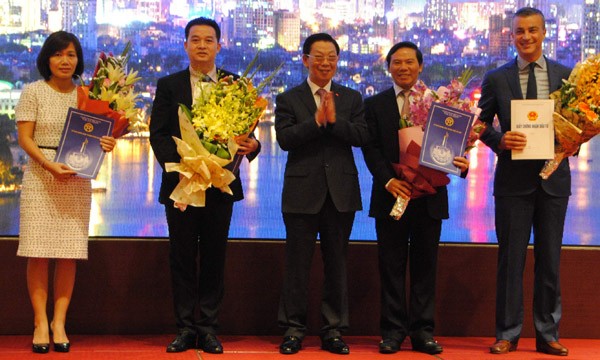 Chủ tịch UBND thành phố Nguyễn Thế Thảo trao Giấy chứng nhận đầu tư cho 4 dự án lớn