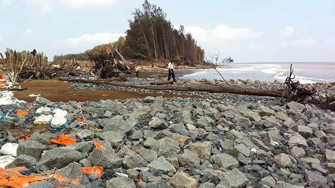 Đê biển bị sóng đánh tan ở huyện Duyên Hải, tỉnh Trà Vinh. Ảnh: Sáu Nghệ