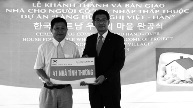 Ông Back Jong Kook, Tổng Giám đốc Hanwha Life Việt Nam (phải) trao tặng 41 nhà tình thương cho người dân nghèo tại tỉnh Vĩnh Long