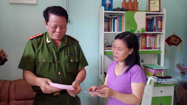 Đại tá Nguyễn Văn Dung trực tiếp đến nhà xin lỗi và cấp số CMND mới miễn phí cho người dân. Ảnh: Việt Văn