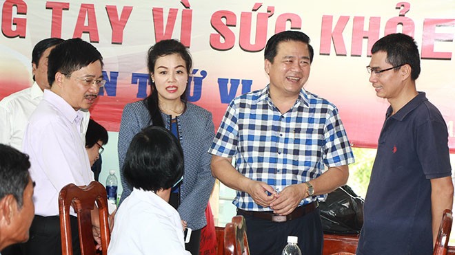 Phó Bí thư thường trực Tỉnh ủy Long An Phạm Văn Rạnh (áo caro) thăm hỏi bà con và các đơn vị thực hiện hoạt động khám bệnh, phát thuốc