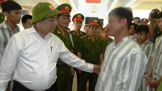Phó Thủ tướng Nguyễn Xuân Phúc trò chuyện, động viên phạm nhân Nguyễn Minh Dũng tại trại giam Xuân Lộc