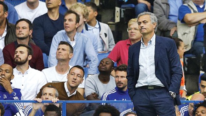 Mourinho bày tỏ nỗi thất vọng khi chứng kiến các học trò chơi yếu kém và thua trận ngay trên sân nhà. Ảnh: AP