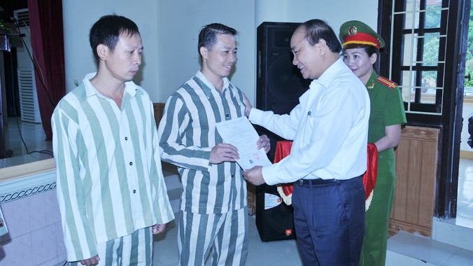 Phó Thủ tướng Nguyễn Xuân Phúc trao quyết định đặc xá của Chủ tịch nước cho các phạm nhân tại Trại giam Thanh Xuân. Ảnh: Tuấn Nguyễn