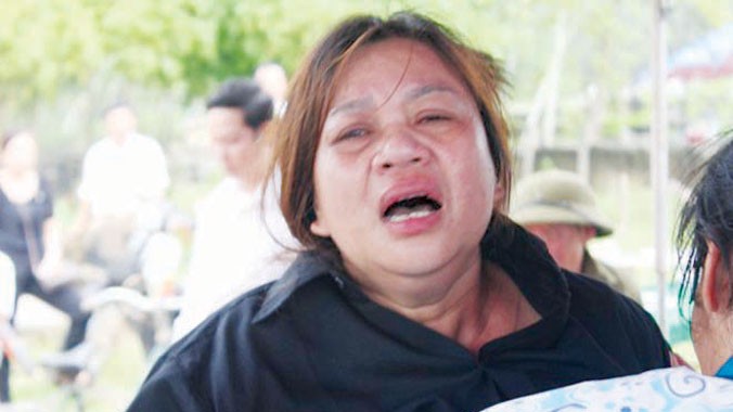 Bà Phạm Thị Hà, vợ ông Nguyễn Tài Dũng đau đớn trong tang chồng