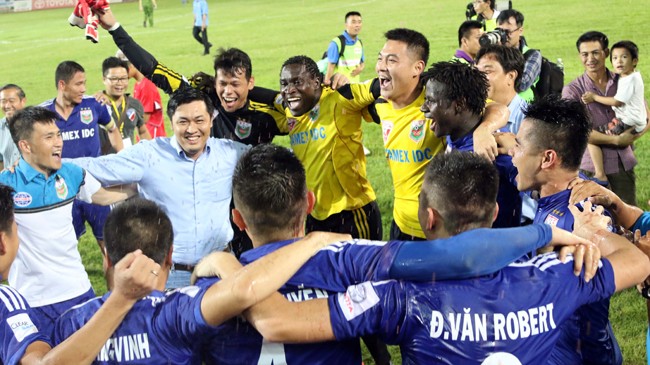 Các cầu thủ B.Bình Dương ăn mừng ngôi vô địch V.League sớm trước 2 vòng đấu. Ảnh: VSI