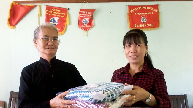 Những chiếc áo đầu tiên bà Mang Thị Bộ gửi Hội phụ nữ xã Nhơn Hải nhờ chuyển đến chiến sĩ Trường Sa. Ảnh: H. Văn