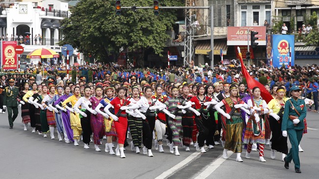Diễu hành trên đường phố Hà Nội ngày 2/9/2015. Ảnh: Hồng Vĩnh