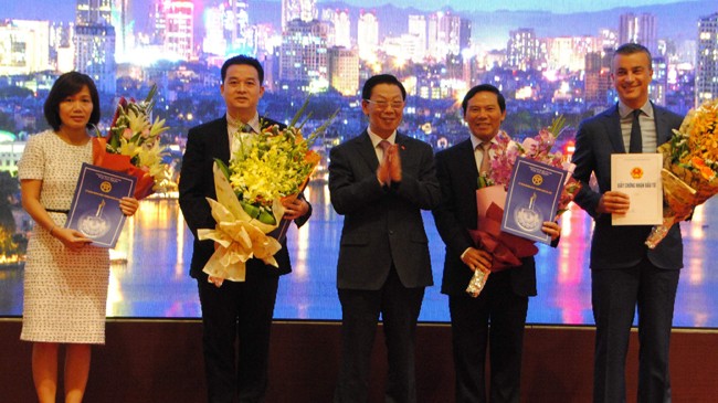 Chủ tịch UBND thành phố Hà Nội Nguyễn Thế Thảo sáng 24/8 trao Giấy chứng nhận đầu tư cho 4 dự án lớn