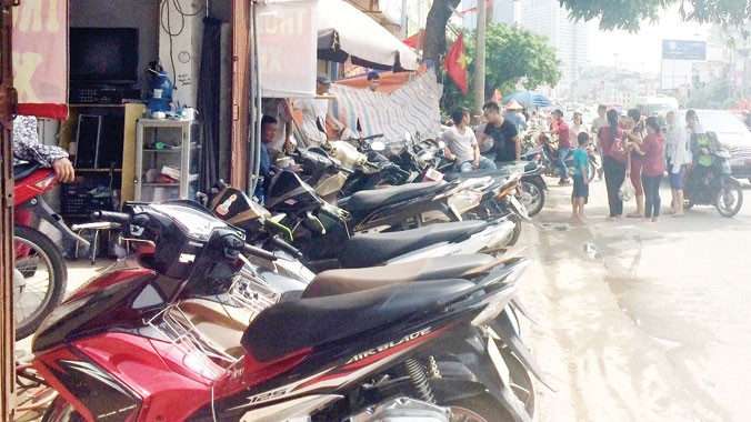Điểm trông xe máy trên vỉa hè đường Nguyễn Trãi ngày 2/9 đã thu của khách 50.000 đồng/lượt xe máy. Ảnh: Anh Trọng