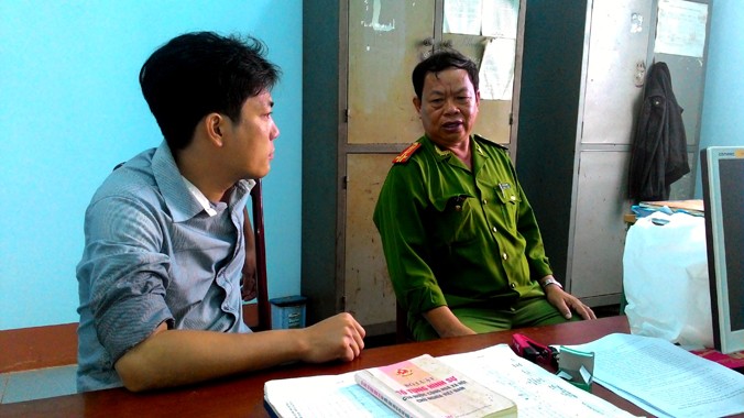 Đại tá Lê Văn Duy- Trưởng Công an huyện Chư Prông cung cấp thông tin cho phóng viên 