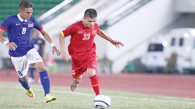 U19 Việt Nam (phải) chơi ngày càng tiến bộ tại giải U19 Đông Nam Á. Ảnh: VSI