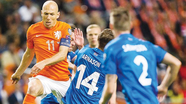 Robben bất lực trong vòng vây các cầu thủ Iceland và việc anh sớm rời sân do chấn thương cũng góp phần vào thất bại của Hà Lan trước Iceland. Ảnh: EPA