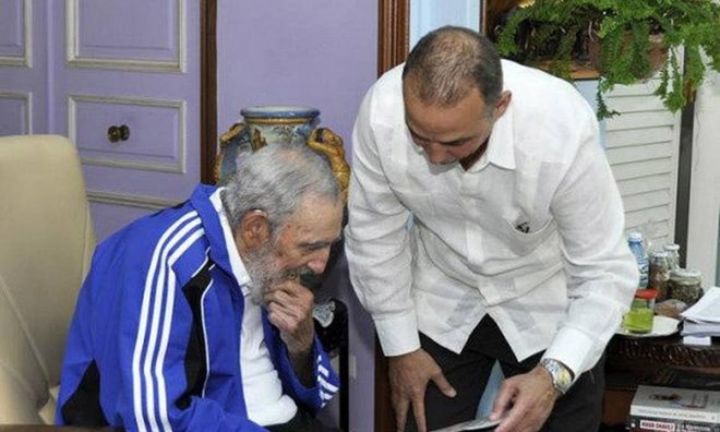 Lãnh tụ Cuba Fidel Castro trong buổi gặp 5 chiến sĩ tình báo vào tháng 3/2015. Ảnh: Vietnamplus 