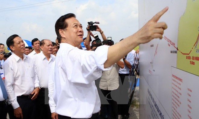 Thủ tướng Nguyễn Tấn Dũng xem sơ đồ quy hoạch Dự án cấp điện lưới quốc gia cho xã đảo Lại Sơn. (Ảnh: Huy Hùng/TTXVN) 