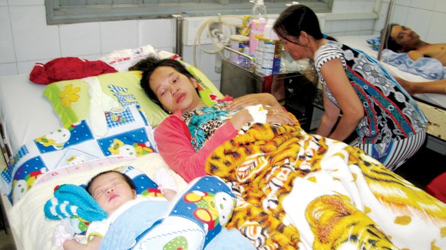 Mẹ con chị Trương Thị Cẩm Ly tại Bệnh viện Đa khoa Phú Quốc 