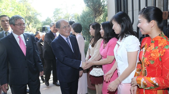 Chủ tịch Quốc hội Nguyễn Sinh Hùng đến thăm và nói chuyện với cán bộ nhân viên Đại sứ quán Việt Nam tại Hoa Kỳ. Ảnh: Nhan Sáng – TTXVN