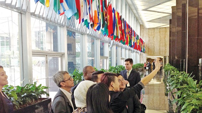 Sảnh lớn Bộ Ngoại giao treo cờ các nước trên thế giới Mỹ có quan hệ ngoại giao