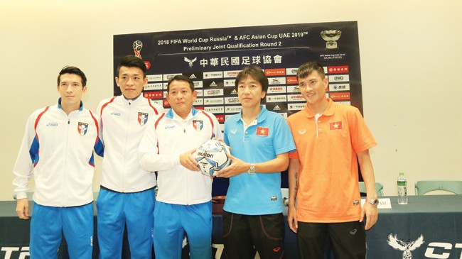 HLV 2 đội tuyển Đài Loan (Trung Quốc) và Việt Nam trong cuộc họp báo trước trận đấu. Ảnh: VSI