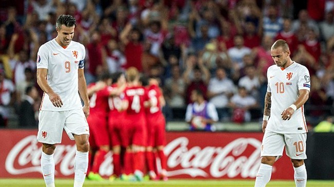 Đội trưởng Van Persie và tiền vệ Sneijder thất vọng sau thảm bại 0-3 trước Thổ Nhĩ Kỳ tại vòng loại Euro 2016. Ảnh: EPA