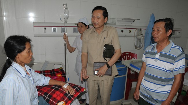 Bệnh nhân Nguyễn Thị Kim (trái) đang được chăm sóc, điều trị miễn phí tại BVĐK Cửa Đông - TP Vinh. Ảnh: Q.Long