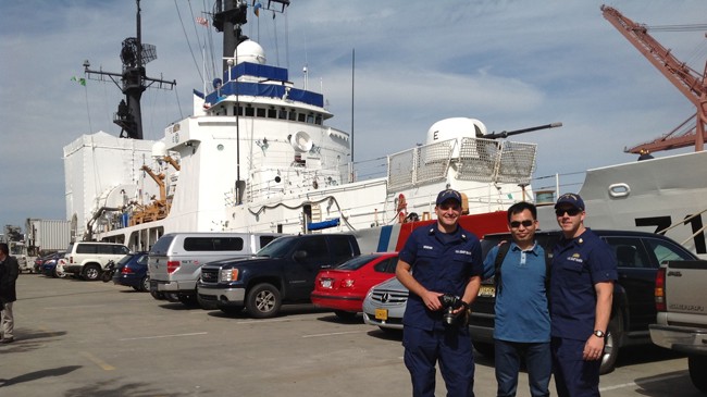 Tác giả chụp ảnh kỷ niệm với hai sĩ quan cảnh sát biển Mỹ