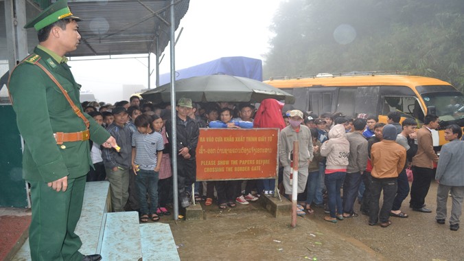 Hàng ngàn lao động Việt Nam chờ đợi để được làm thủ tục xuất cảnh tại cửa khẩu Quốc tế Cầu Treo. Ảnh: Việt Hương