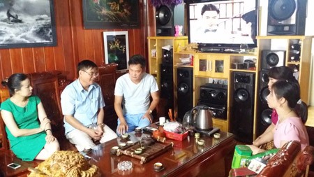 Lãnh đạo Đài PT-TH Thái Nguyên tới thăm hỏi anh Ngọc Quang. Ảnh: Dân Trí