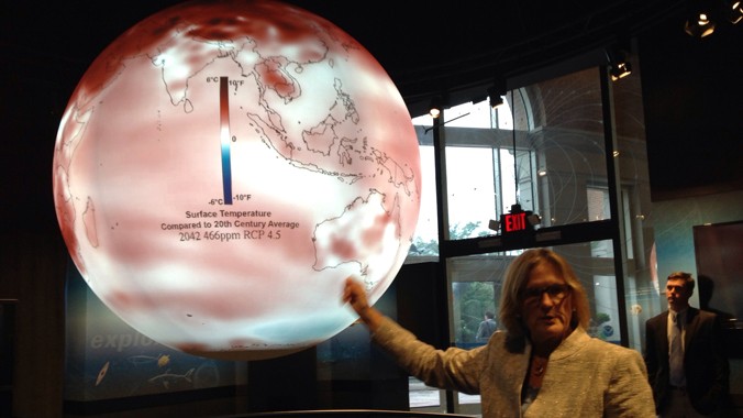 Thứ trưởng Bộ Thương mại Mỹ Kathryn Sullivan thuyết trình về biến đổi khí hậu trên quả cầu di động khổng lồ