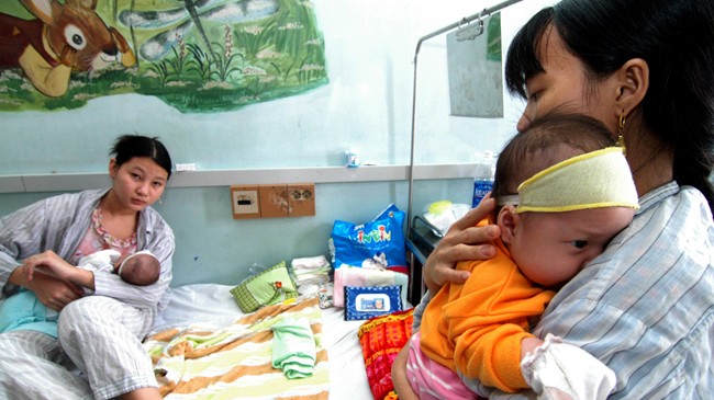 Những bà mẹ lo lắng cho con trước bệnh dịch sốt xuất huyết đang gia tăng. Ảnh: Hồng Vĩnh