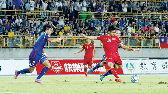 ĐTVN (phải) có màn trình diễn nhạt nhòa trước Đài Loan (Trung Quốc) tại vòng loại World Cup 2018 ngày 8/9. Ảnh: VSI