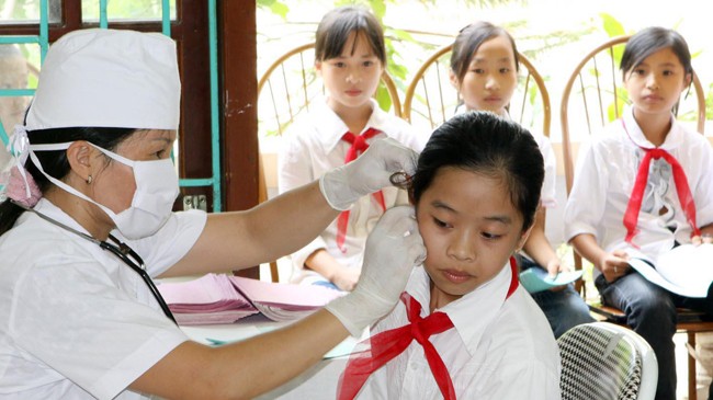 Chăm sóc sức khỏe ban đầu cho học sinh ở tỉnh Bắc Ninh. Ảnh: TTXVN