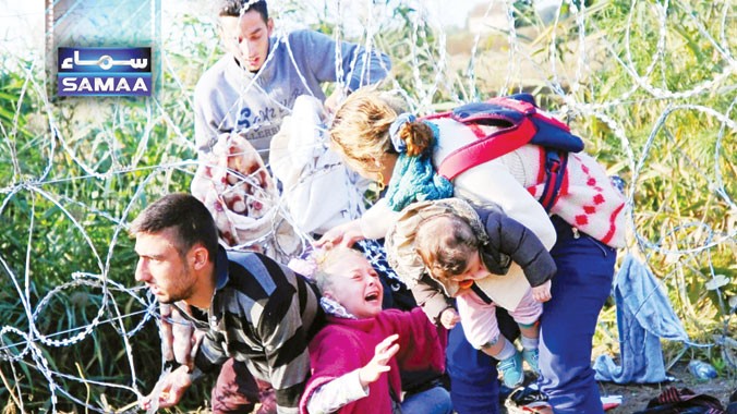 Người di cư đang cố vượt qua hàng rào kẽm gai ở biên giới Hungary-Serbia. Ảnh: Samaa
