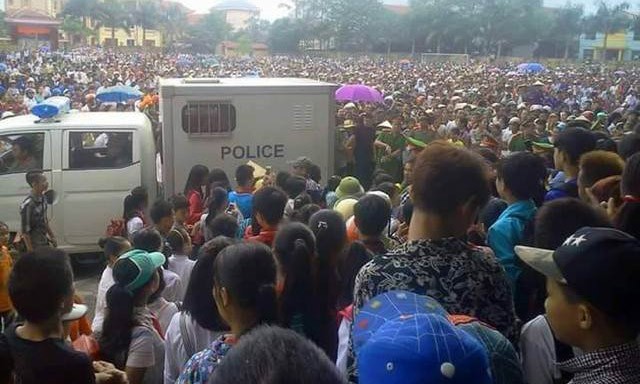 Hàng nghìn người dân địa phương đến sân vận động thị trấn Bắc Sơn, huyện Bắc Sơn, Lạng Sơn tham dự phiên tòa. Ảnh: Dân Trí.