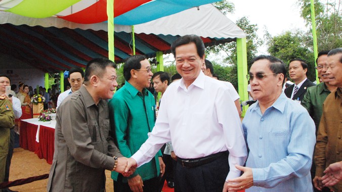 Thủ tướng Lào Thoongxin Thamavong (bìa phải) và Thủ tướng Nguyễn Tấn Dũng tại Lễ khởi công