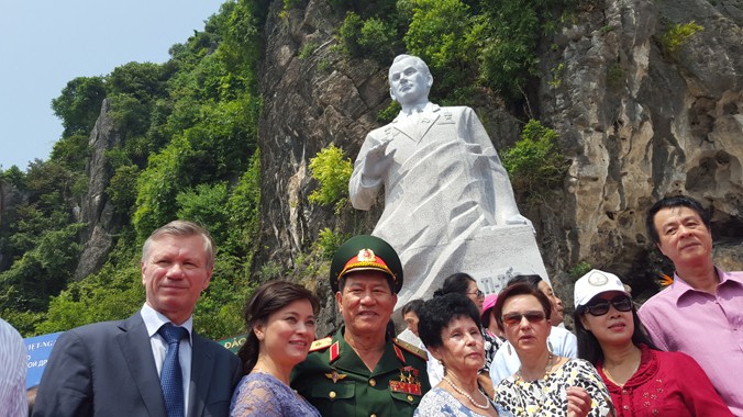 Bà Tamara Titova và con gái cùng những người bạn Nga-Việt dưới chân tượng đài Titov ở Hạ Long