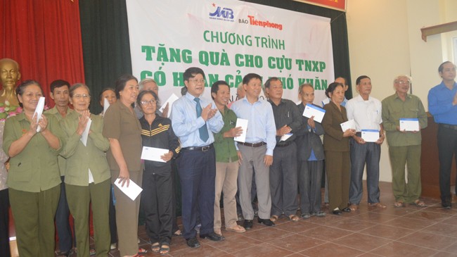 Lãnh đạo Ngân hàng TMCP Quân đội, báo Tiền Phong, Tỉnh Đoàn Hà Nam trao quà cho các cựu TNXP tỉnh Hà Nam. Ảnh: K.N