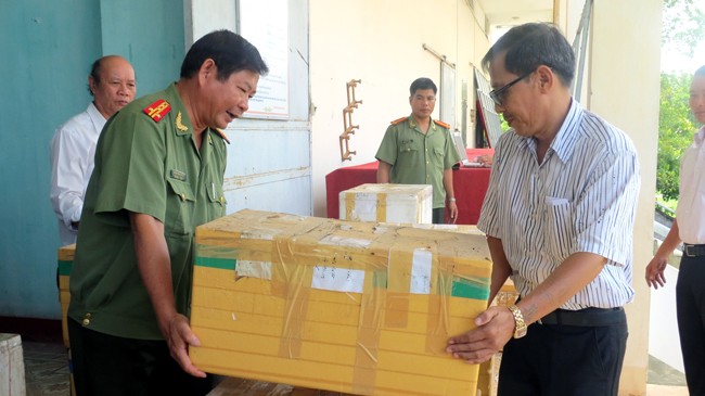 Ông Nguyễn Mười (phải) nhận lại các thùng chứa cổ vật sau 12 năm đi đòi. Ảnh: Nguyễn Thành