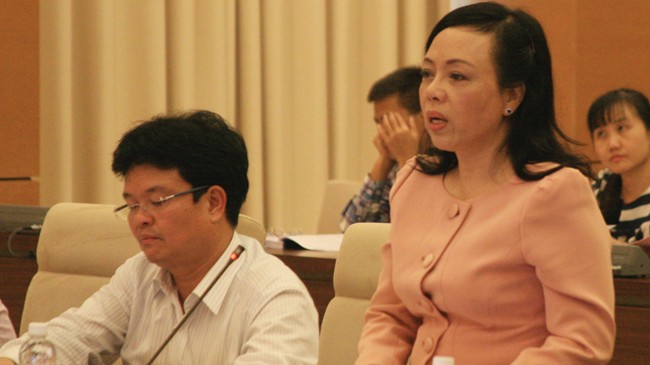 Bộ trưởng Bộ Y tế Nguyễn Thị Kim Tiến báo cáo tại phiên họp. Ảnh: DN