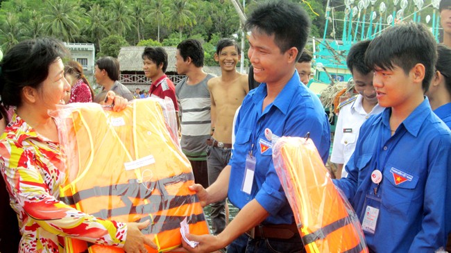 Sinh viên tình nguyện ĐH Đồng Tháp trao quà cho ngư dân bám biển tại huyện đảo Phú Quốc (Kiên Giang). Ảnh: Văn Tuấn
