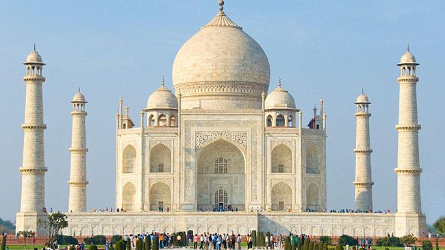 Chết vì chụp ảnh selfie tại đền Taj Mahal