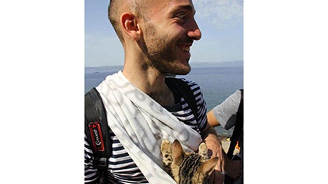 Người và mèo cùng vượt biển tị nạn